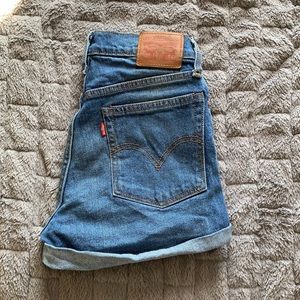 Levi shorts size 27
